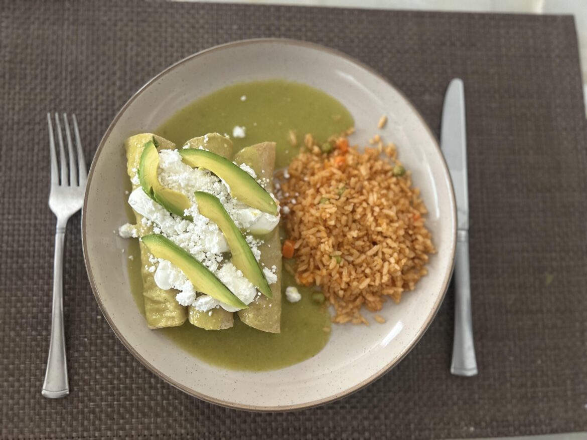 Enchiladas verdes y arroz rojo 🤤