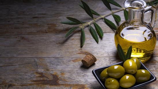 Know the benefits of using olive oil every day.(Freepik)