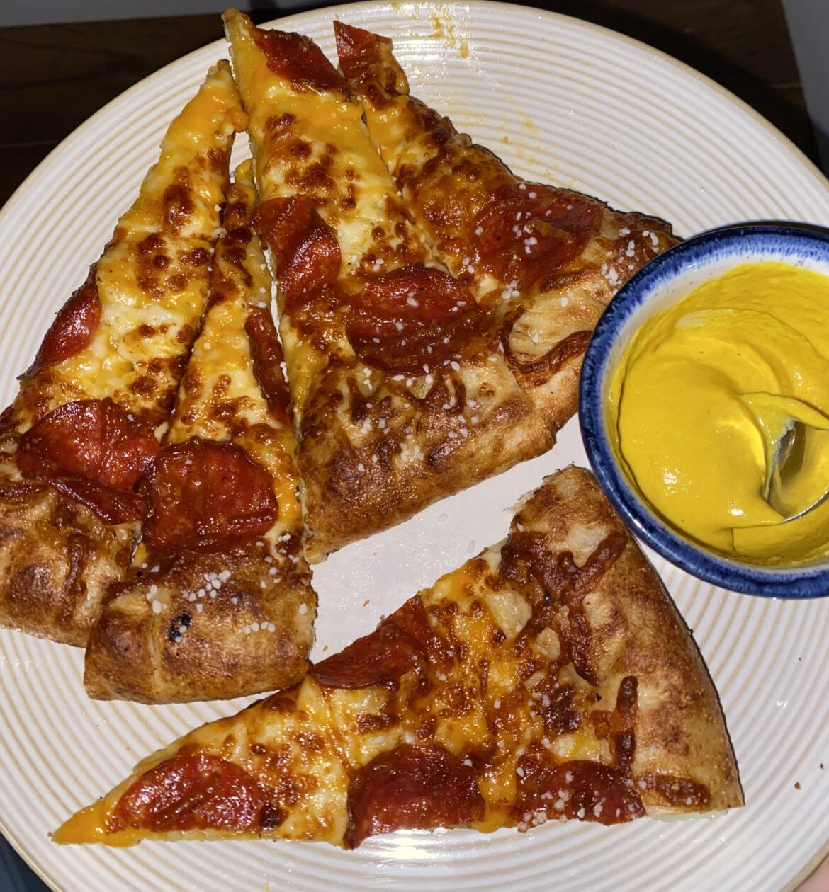 What is the consensus on eating pizza with mustard?