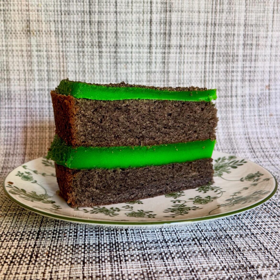 Black sesame cake with layers of pandan Khanom Chan (steamed Thai layer cake) [OC]