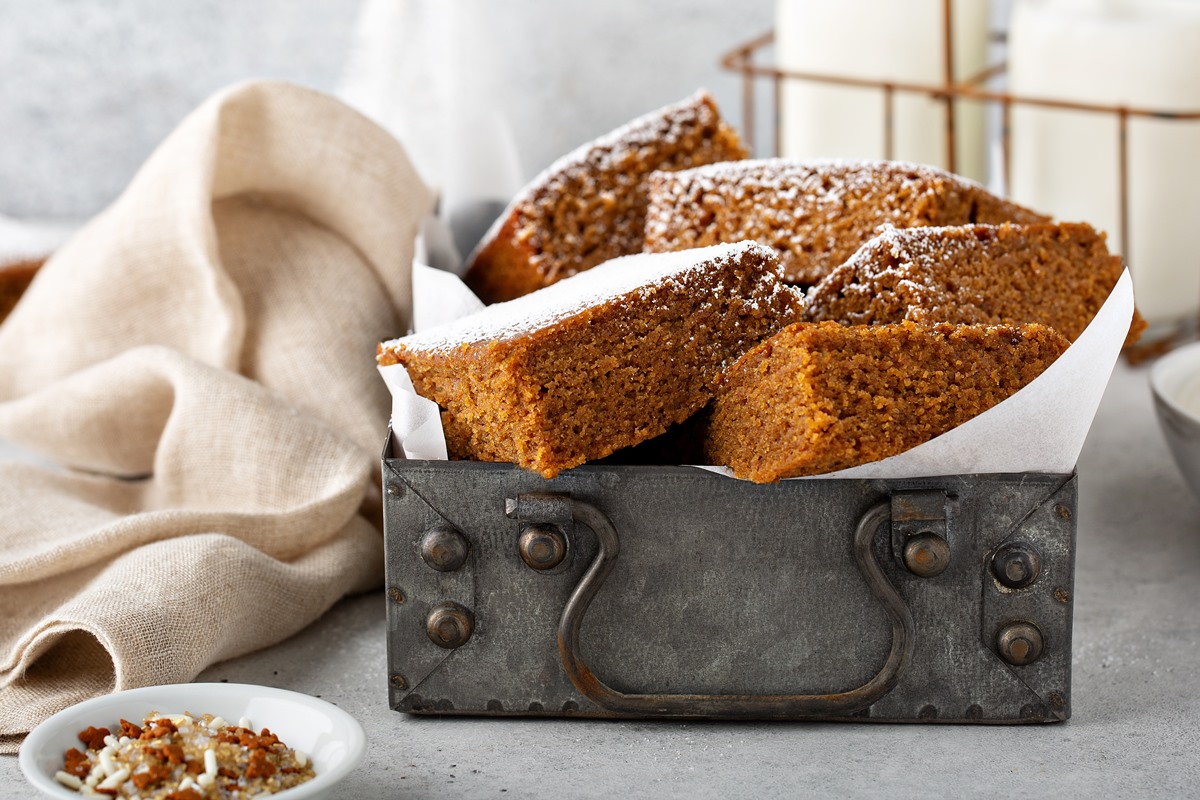 Classic Dairy-Free Gingerbread Cake Recipe with Egg-Free and Vegan Options