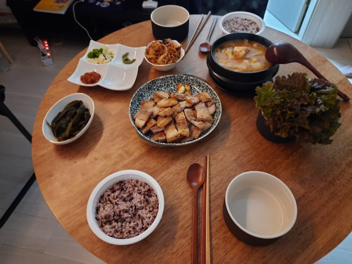 Me and my girlfriend made samgyeopsal with denjangjiggea at home.