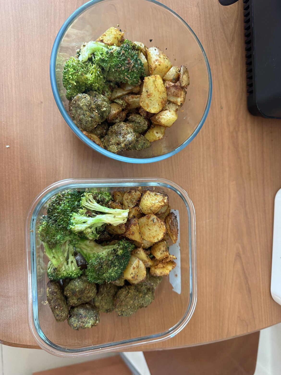 chicken spinach mince, potatoes, and broccoli 360 kcals