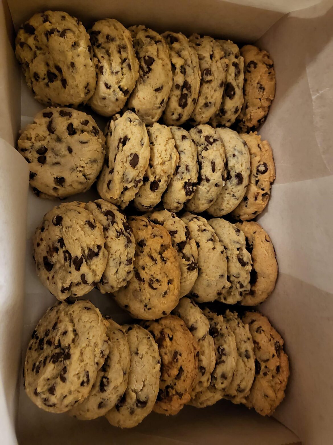 These unbelievably thick and gooey vegan Levain chocolate chip cookies🍪 are just as addictive as the famous bakery version  RECIPE BELOW