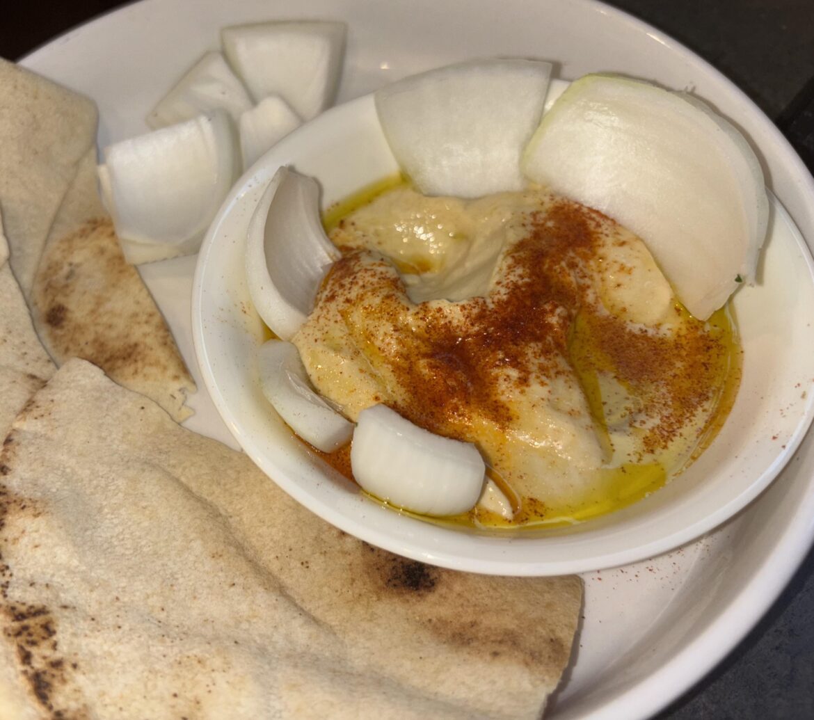 Homemade hummus, raw onion and some bier *chefs kiss. If anyone even cares…..