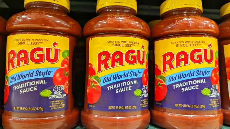 Jars of Ragú Old World Style Traditional sauce on a shelf at a grocery store