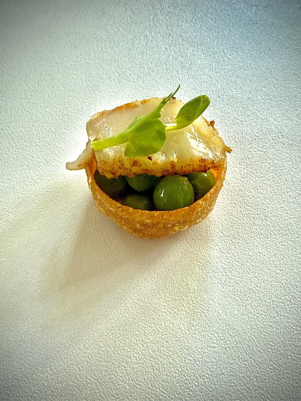 Amuse (Croustade, mint, cream, peas, scallop, pea shoots)