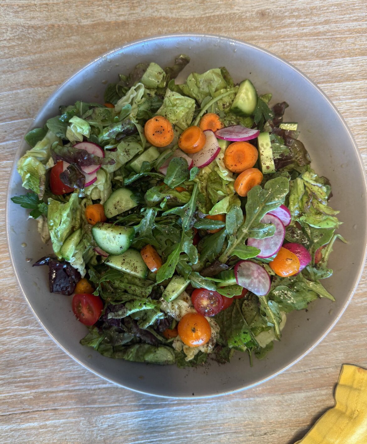 Salad with pomegranate dressing