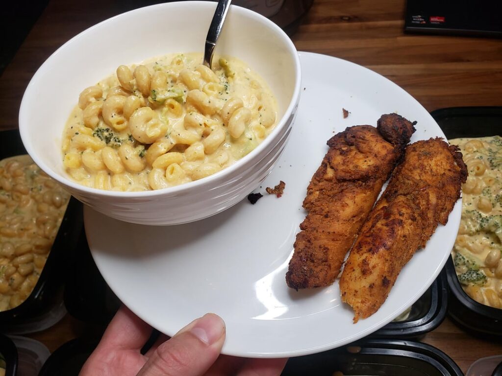 Cajun Chicken + Broccoli Mac N Cheese: 750cal | 82g Protein | 79g Carb | 17g Fat