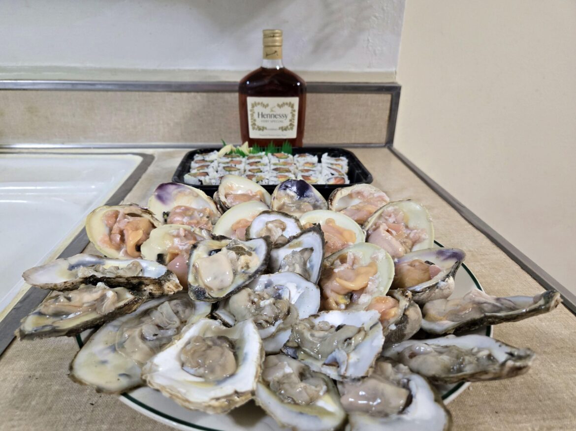 Atlantic Oysters, Top Necks, Little Necks, Quahogs, Salmon and Avocado Maki ...