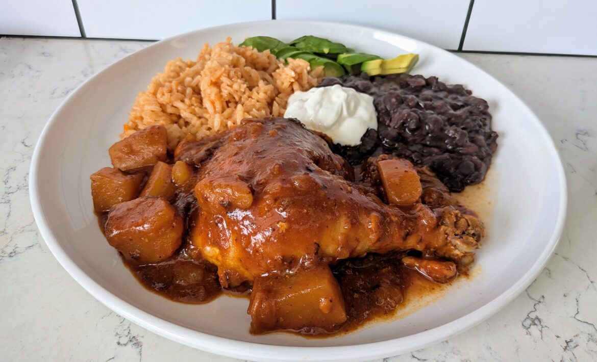 [Homemade] Pollo en Chile Rojo con Papas (Chicken in red sauce with potatoes)