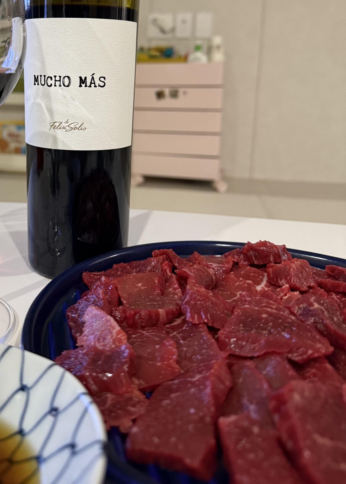 Mungtigi(Sliced raw beef) is a perfect pairing with red wine!!