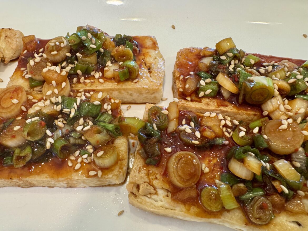 Pan fried tofu with spicy sauce Dububuchim-yangnyeomjang 두부부침양념장
