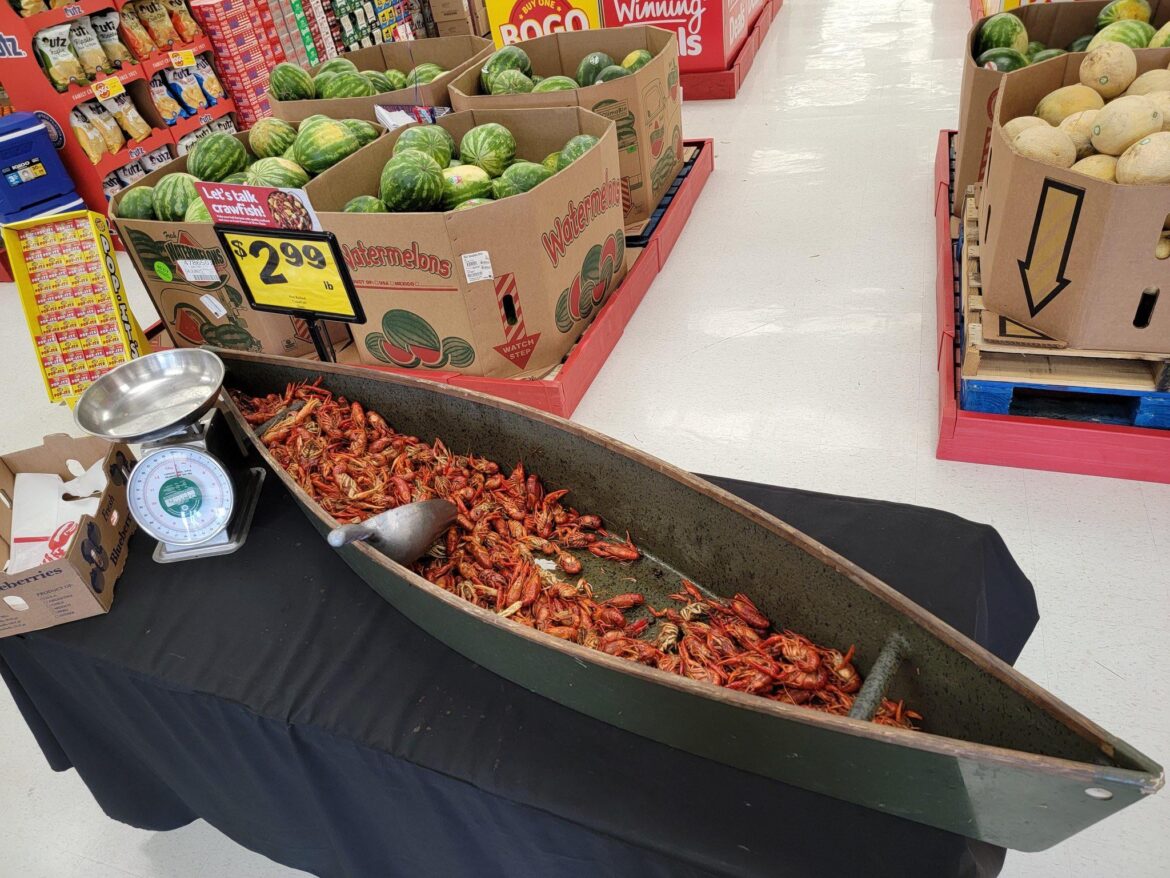 An interesting way to sell cooked crab fish