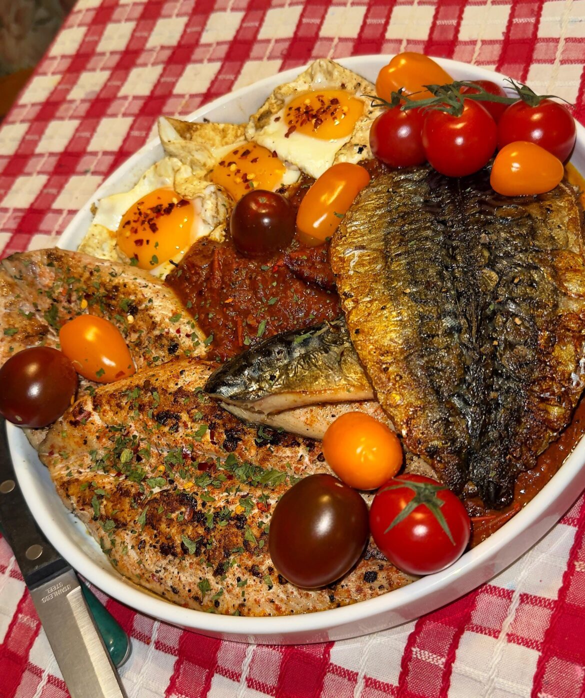 Todays OMAD.. Smoked paprika crispy-skinned mackerel with runny eggs and tomato’s on a bed of my homemade Sicilian sugu di pumaroru (vine ripened tomato’s, EVOO, onion, garlic, bay leaf, thyme, salt, pepper and the most important ingredient to remove acidity without sugar.. ⏰ time)