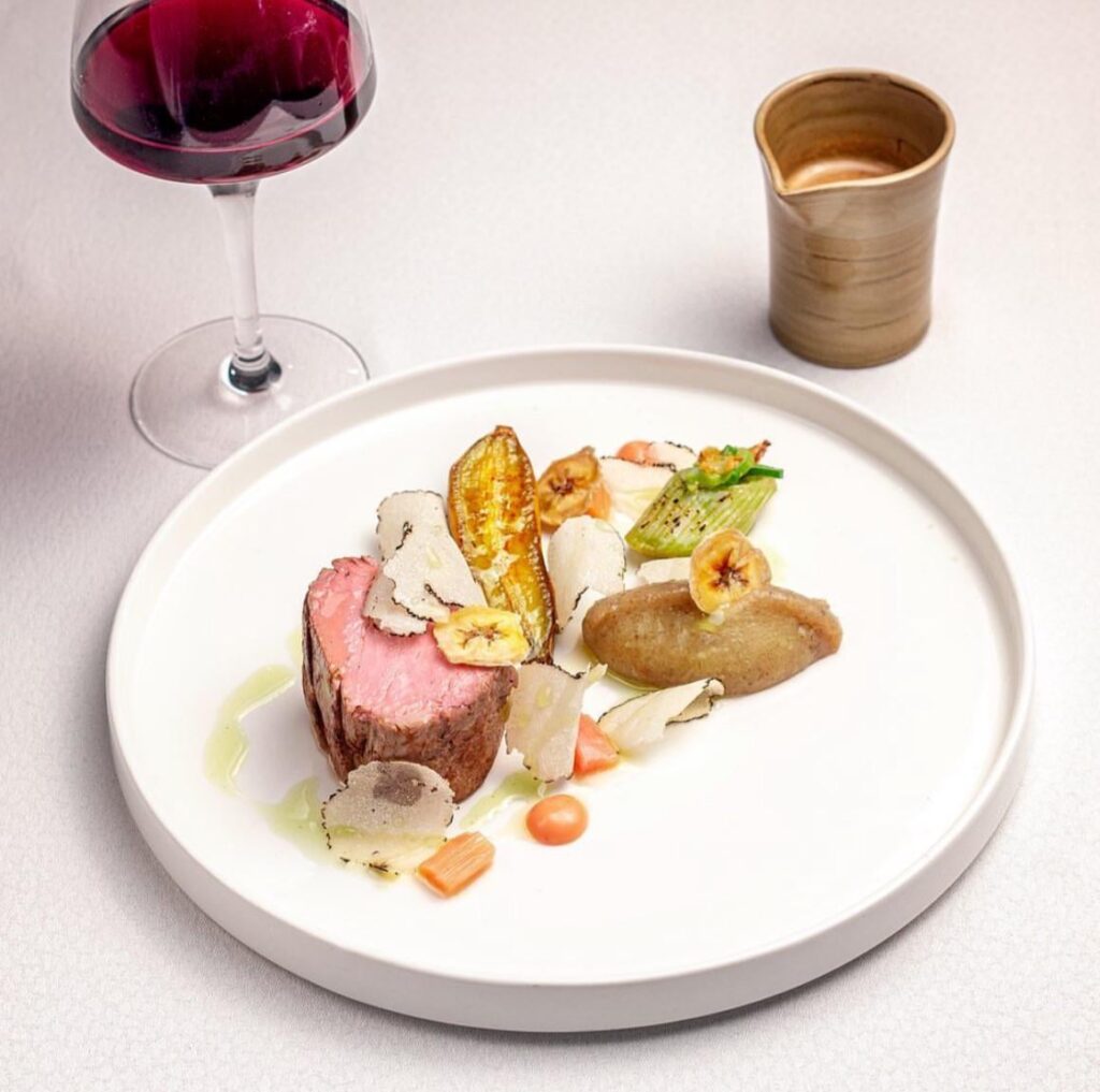 Veal tournedos, potato-banana puree, caramelized frecinette, rhubarb, aestivum truffle, banana chips and meat juice🥩🍄