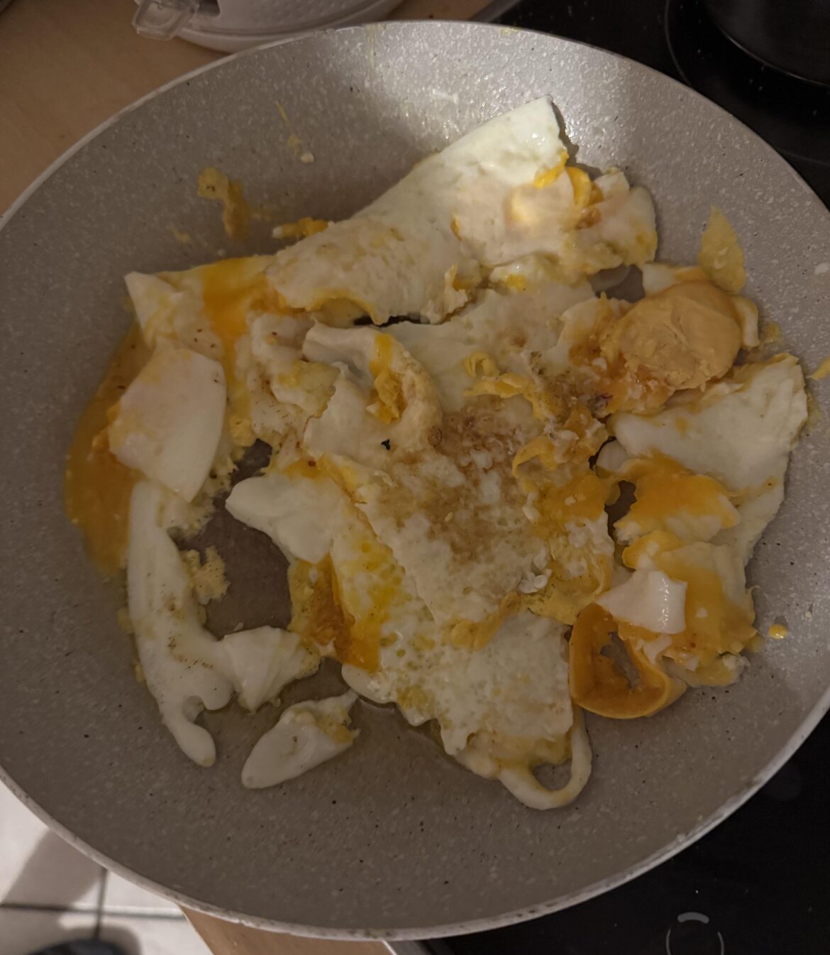 My brother and his attempt to make an „omelette“