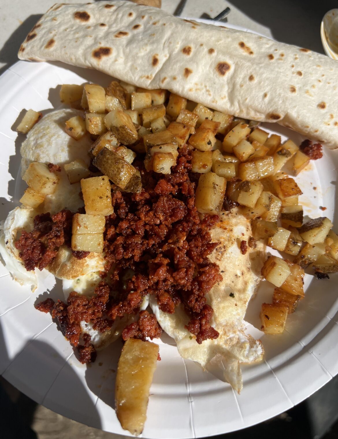Chorizo con huevos y patatas y tortillas de harina