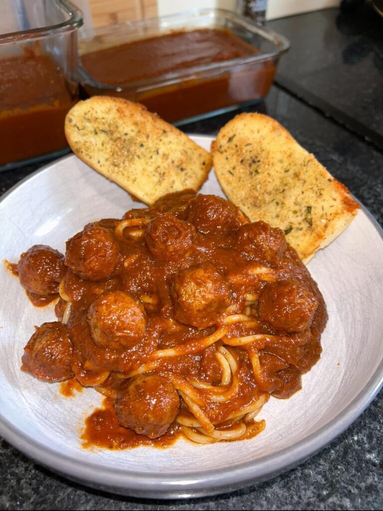 Meatballs with tomato sauce, spaghetti and garlic bread. Extremely filling! 599 cal / 39g protein.
