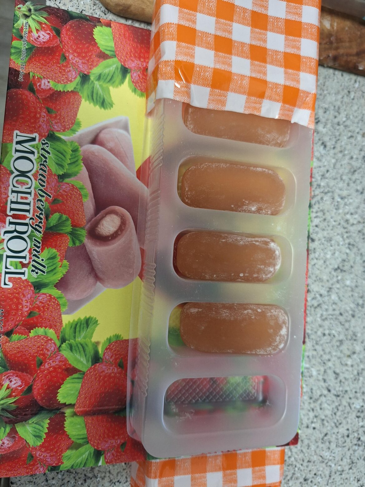 These strawberry mochi is so good and soft! They're only 90 calories too!