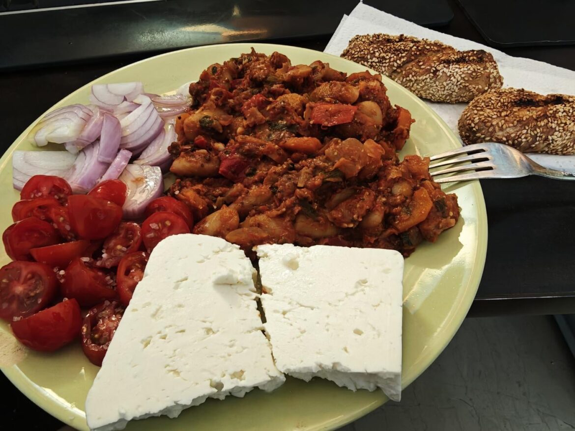 After work meal: baked giant beans, fresh veggies, féta cheese and kouloúri bread