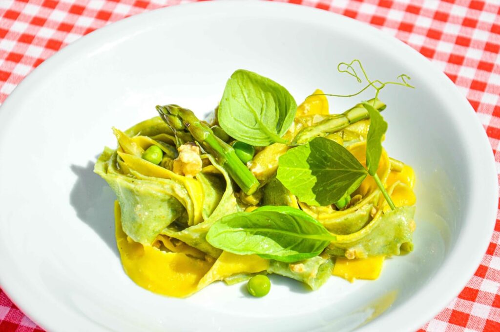 paglia e fieno - a recipe for seasonal two-coloured pasta with white ragù, peas and asparagus
