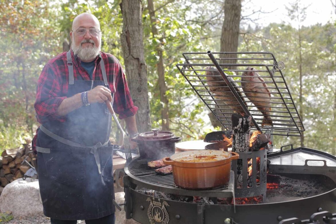 What brand of grill is Andrew Zimmern using on Wild Game? I NEED one.