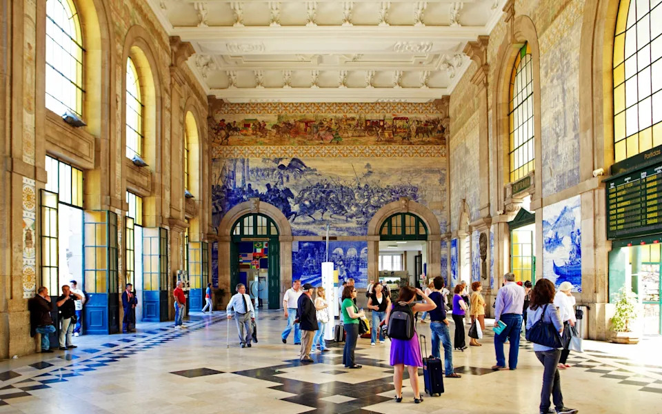 Interior of Sao Bento train station in Central Porto. The (azulejo) tile panels depict scenes of the history of Portugal