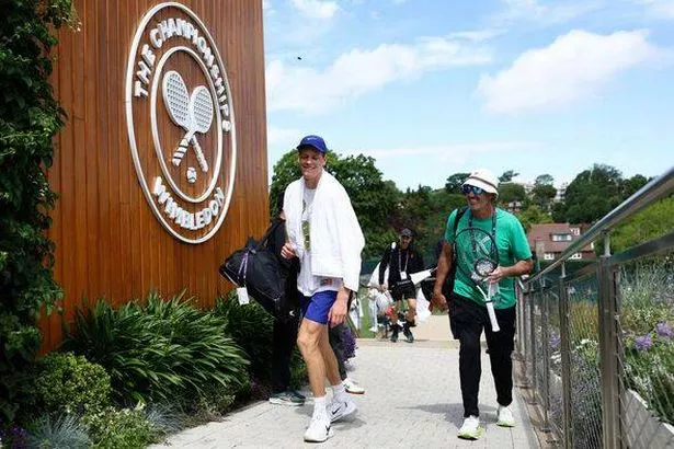 Jannik Sinner and Darren Cahill walking