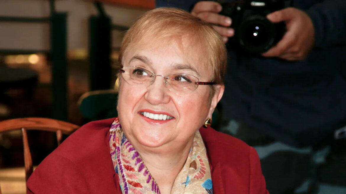 Lidia Bastianich’s Elegant Strawberry Dessert Is Perfect For Summer Dinner Parties Yahoo lifestyle home