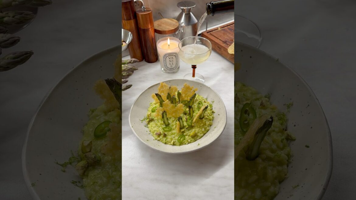 Spędź idealny wieczór ze szparagowym risotto z chrupiącym parmezanem. #cooking #gotowanie #food