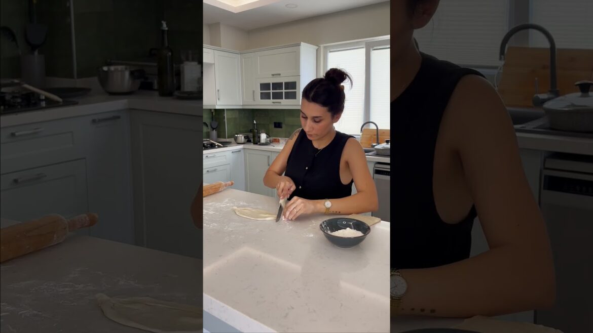 Milföy Hamurundan Kıymalı Pide | Turkish Pide with Minced Meat Made from Puff Pastry