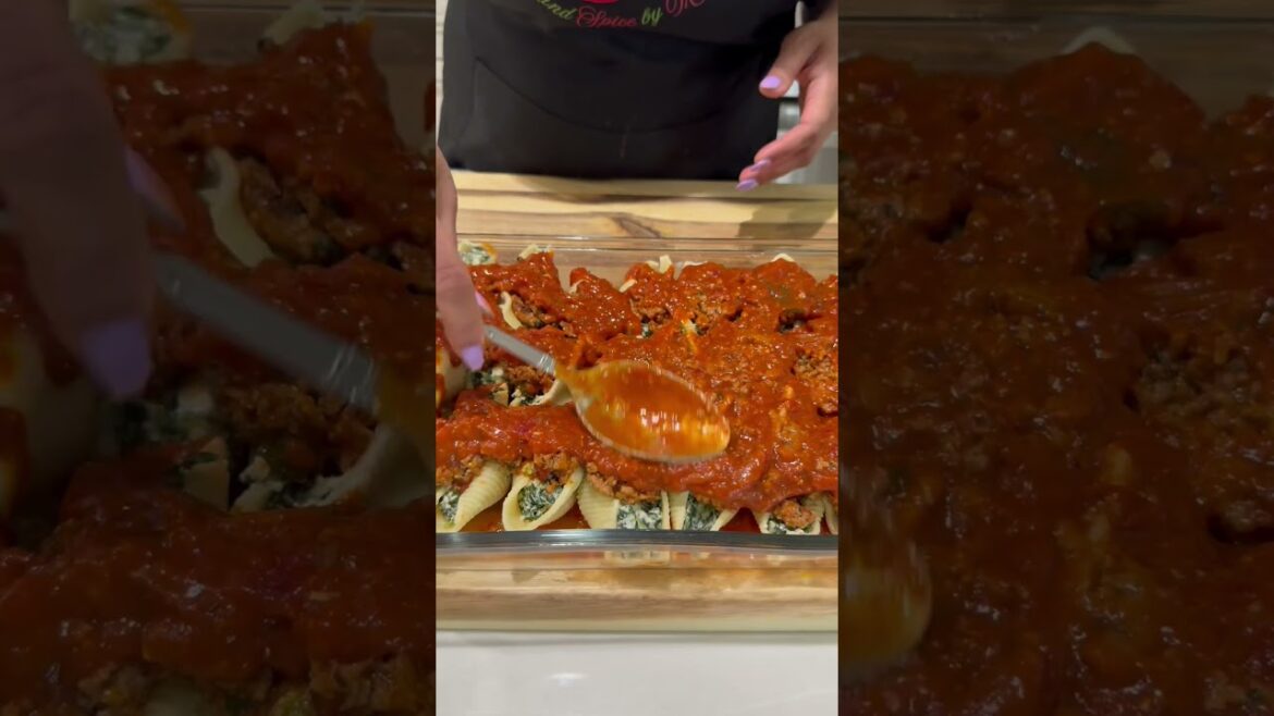 Spinach and Ricotta Stuffed Shells topped with Turkey Meat Sauce!  #cooking #easyrecipe #pastalover