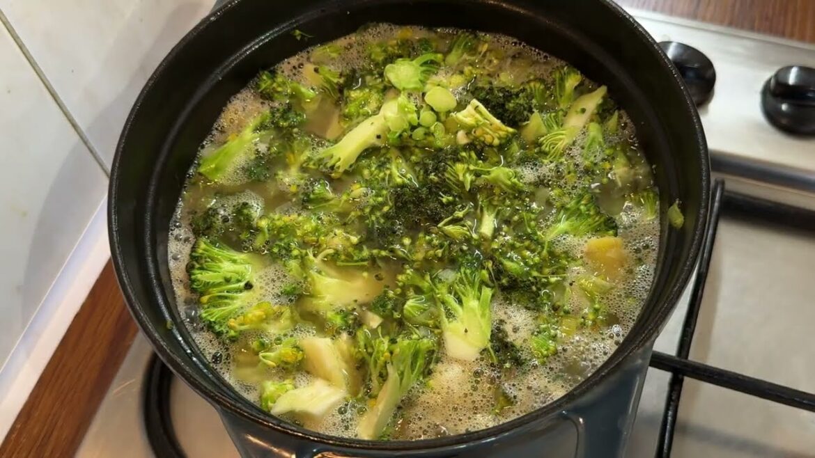 Healthy BROCCOLI and ZUCCHINI soup recipe! It’s so delicious I could make it every day! Healthy BROCCOLI and ZUCCHINI soup recipe! It’s so delicious I could make it every day!