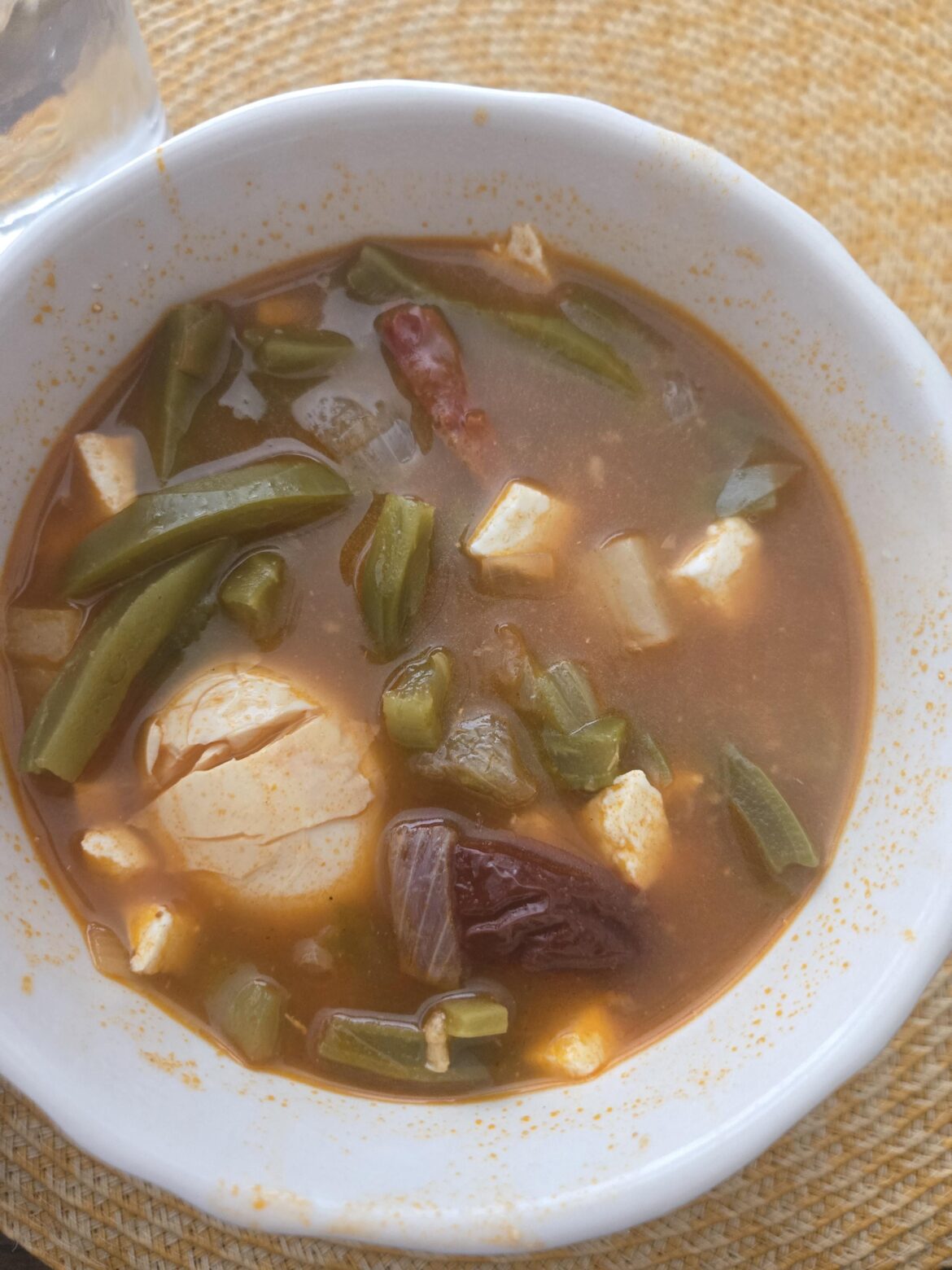 Caldo de nopal con papas
