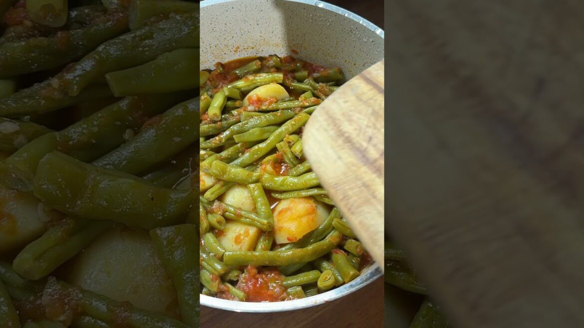 Title: Greek Green Beans Stew (Fasolakia Ladera)!