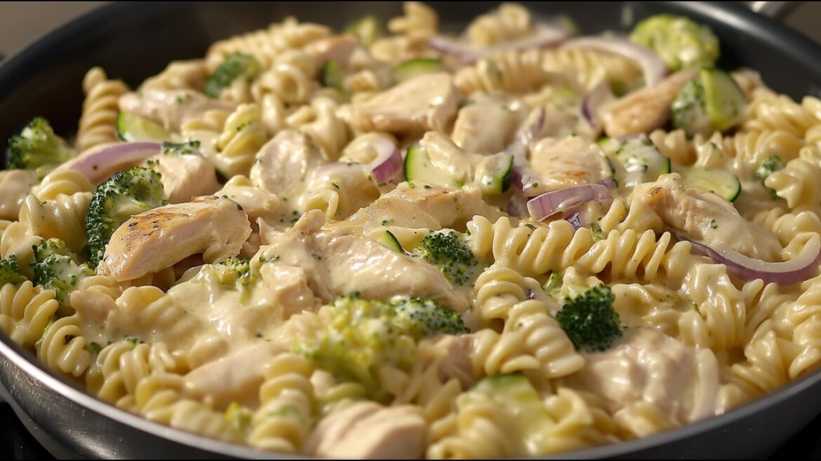 Pasta with chicken and broccoli in a creamy sauce! So delicious, you can't stop!