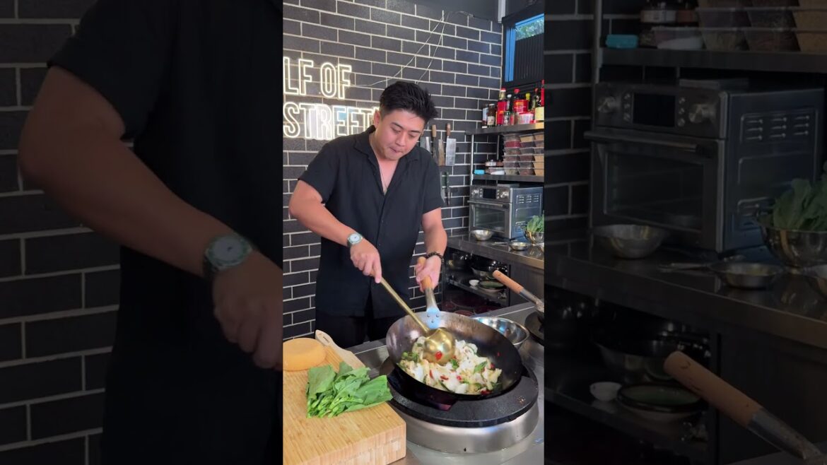 THAI DRUNKEN NOODLES PAD KEE MAO #SHORTS #WOK #THAILAND THAI DRUNKEN NOODLES PAD KEE MAO #SHORTS #WOK #THAILAND