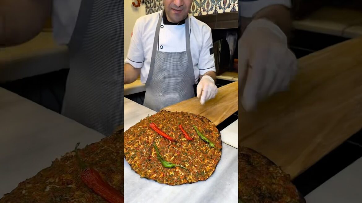 100 yıllık lahmacuncu! Çinili taş fırın Kadıköy. #food #lahmacun