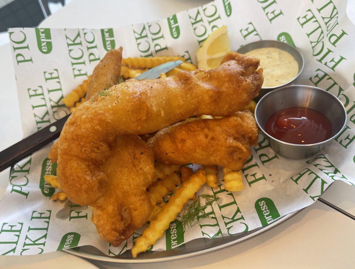 british fish and chips here in seoul, south korea! it wasn't bad at all they did a pretty good job 🩷