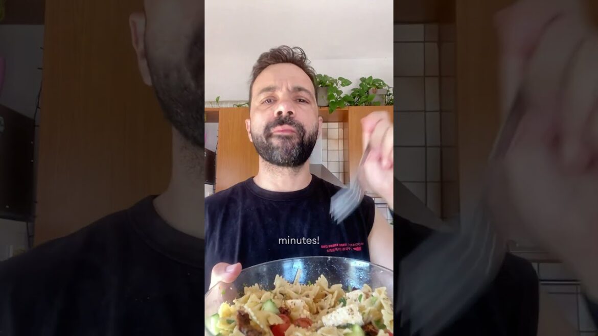 Χωριάτικη Σαλάτα με Ζυμαρικά και Φέτα Σαγανάκι  | Petros Maounatzis