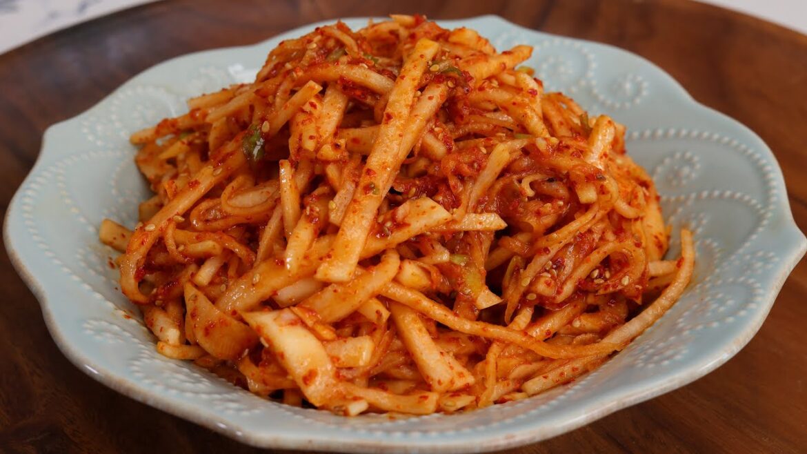 Korean radish salad (Mu-saengchae: 무생채)