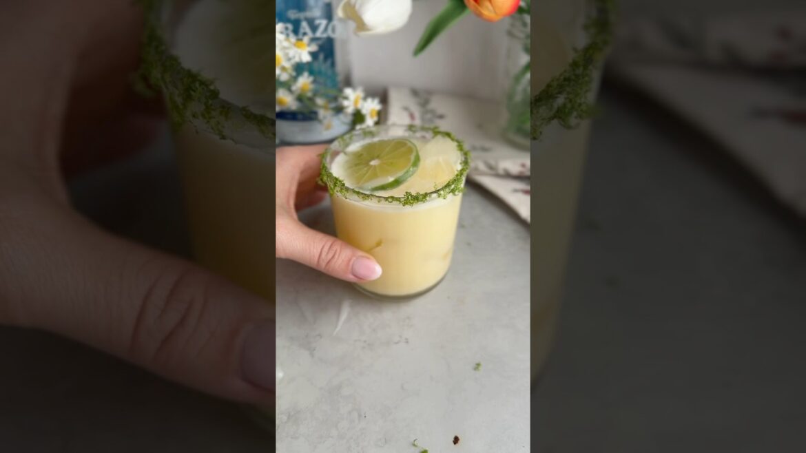 My favorite coconut pineapple marg! Recipe in comments! #recipe