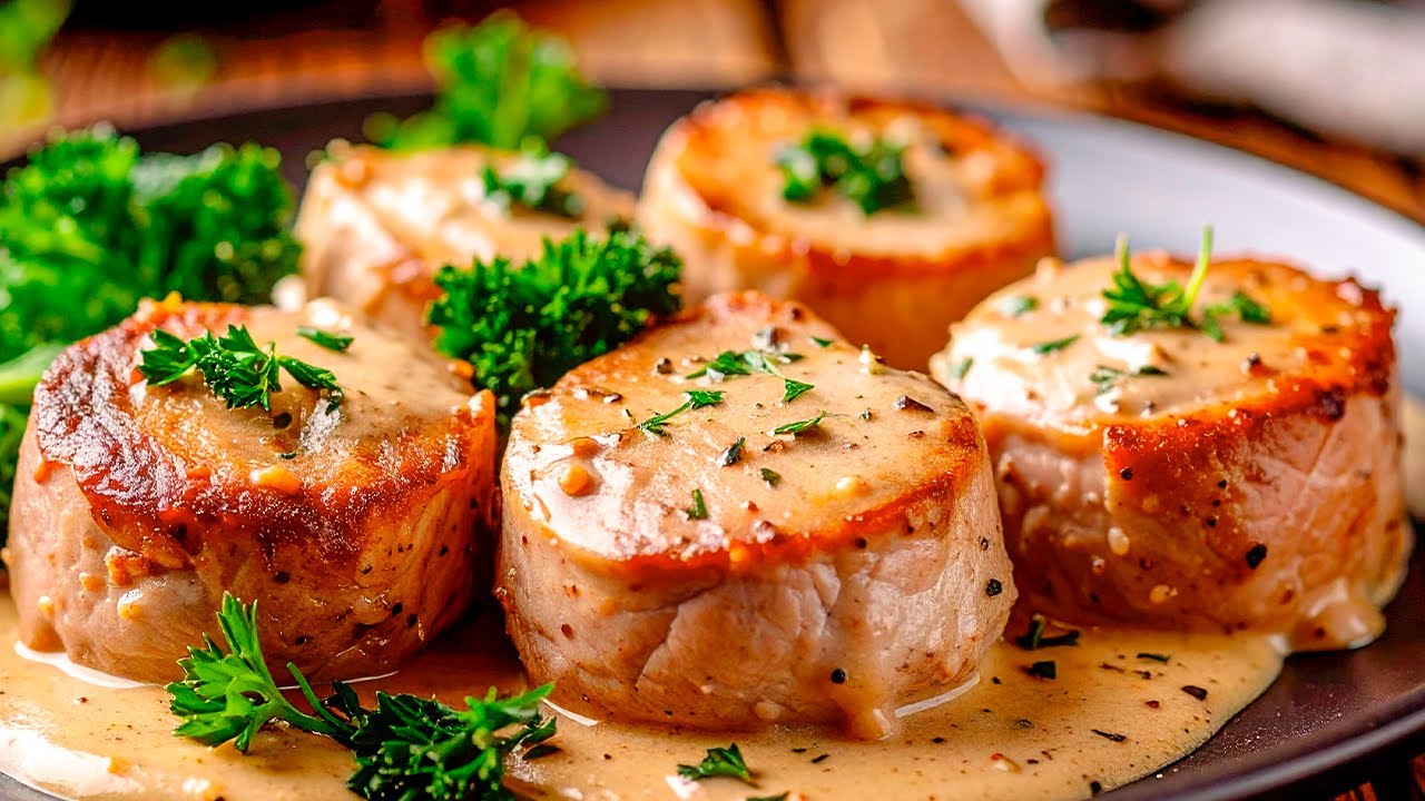 Zartes Schweinefilet in cremiger Senfsoße mit Champignons! Eine Sauce ... Zartes Schweinefilet in cremiger Senfsoße mit Champignons! Eine Sauce ...