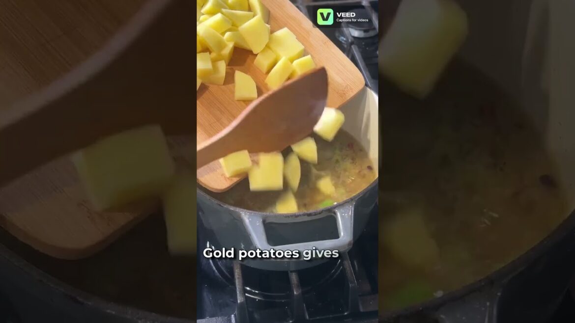 This “creamy” Asparagus Soup has no dairy! #soup #asparagus #creamy #spring