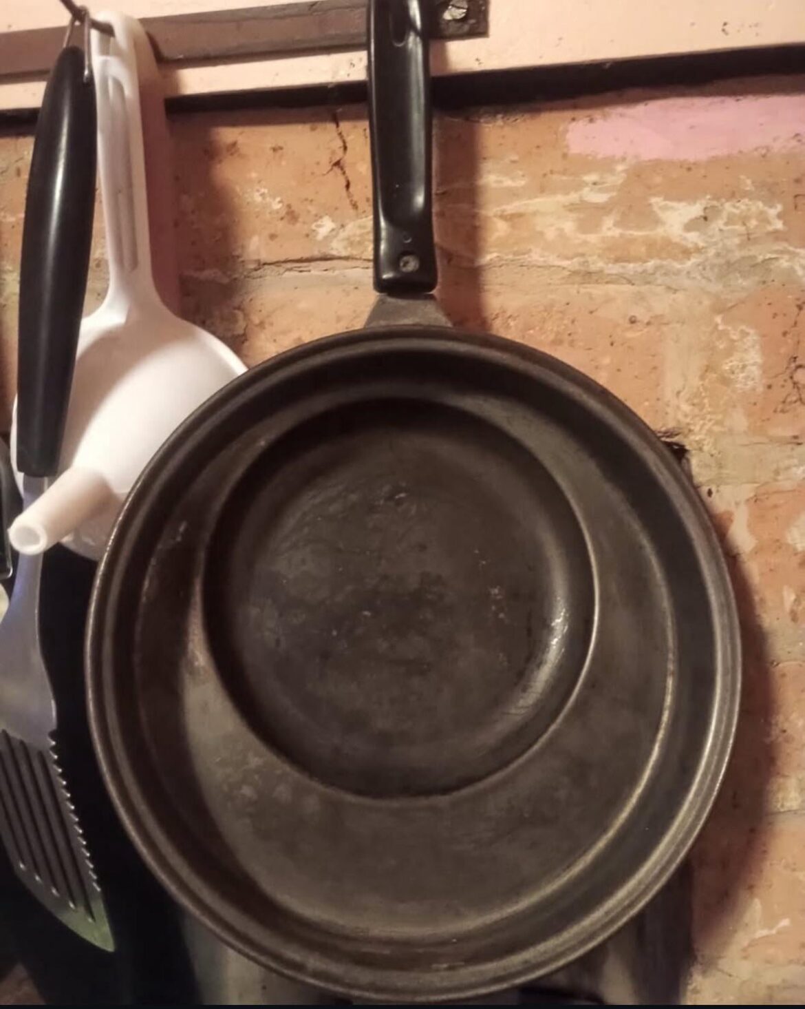 Please guys what is this pan for?  (Asking you guys cause it keeps getting removed everywhere else)