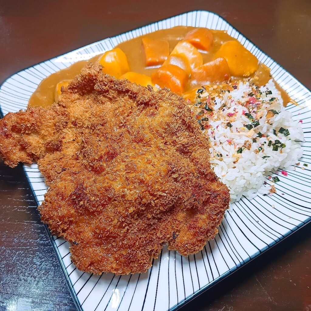 Tonkatsu Japanese Curry Rice 🍛🐷 Crispy pork cutlets served with japanese curry and japonica pearl rice, yummy! 🤤❤️