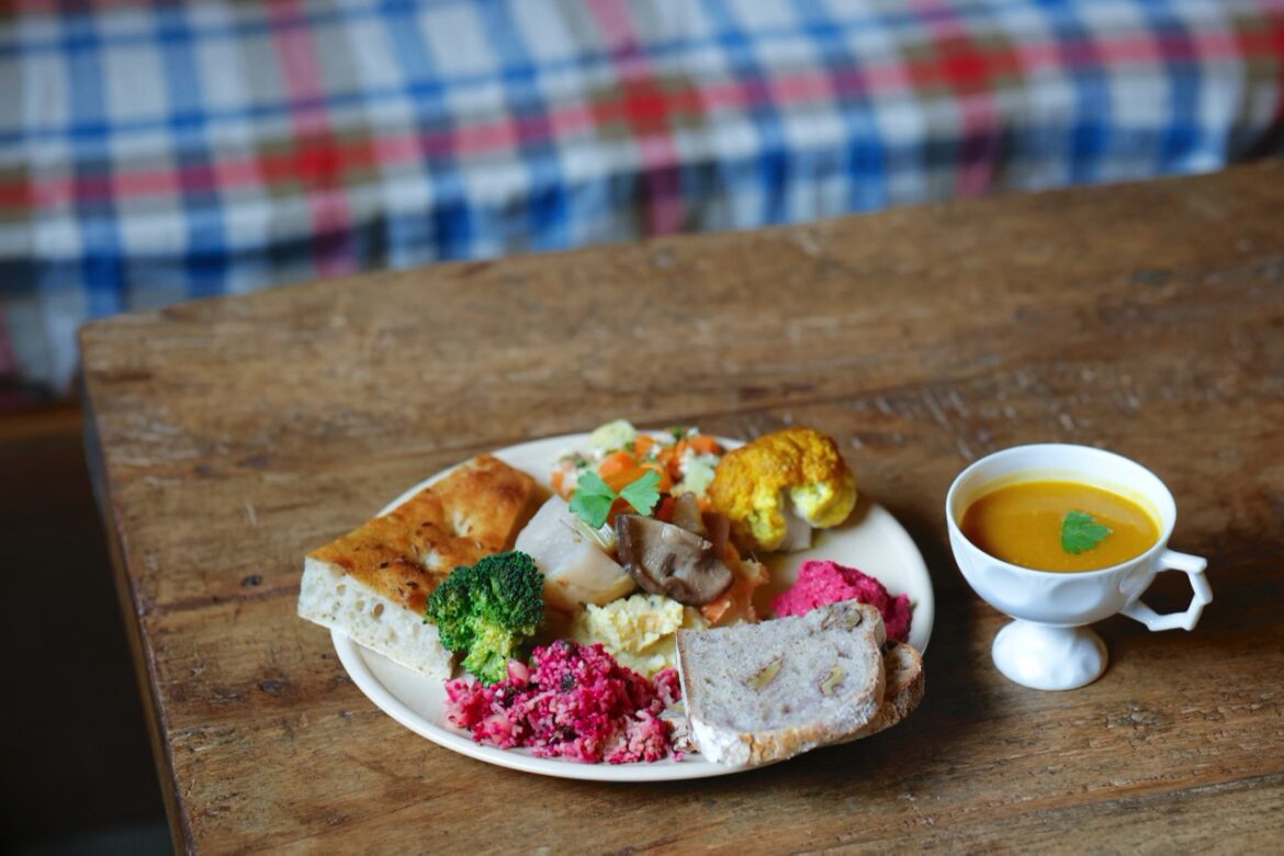 Enjoy bread and Mediterranean cuisine at RIFIFI STUDIO, a hidden restaurant in Nishijin, Tokyo.