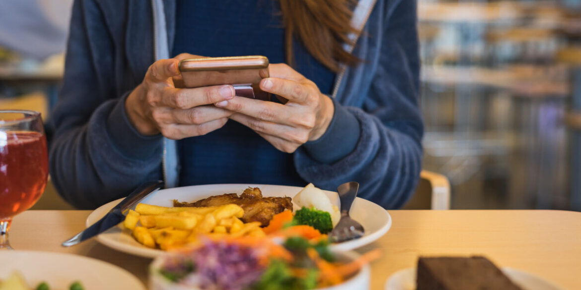 French restaurateur tries to encourage less phone use during meals