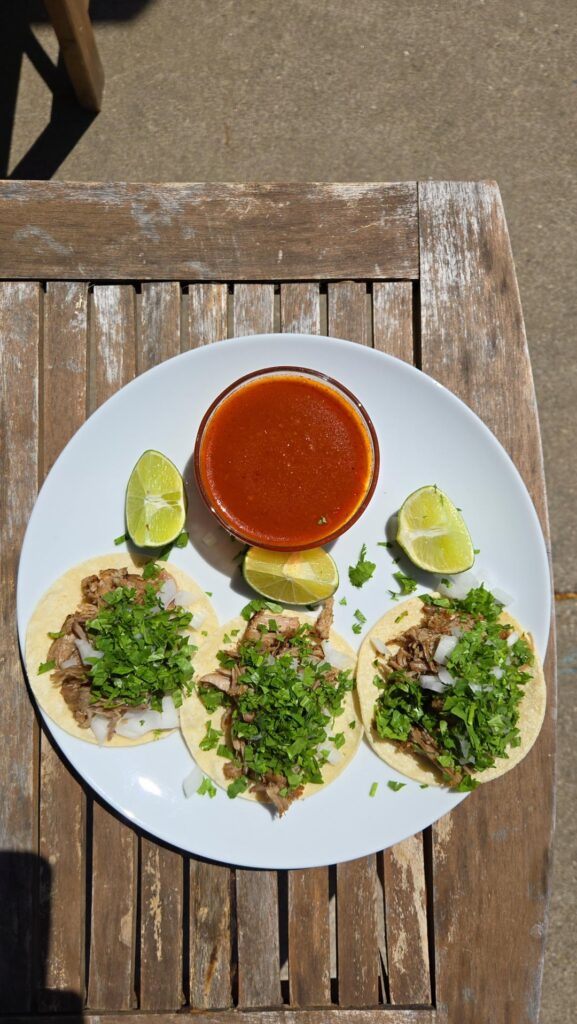 Tacos carnitas with consumé